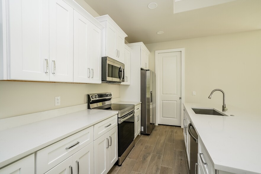 Building Photo - 6133 Hughes Ave