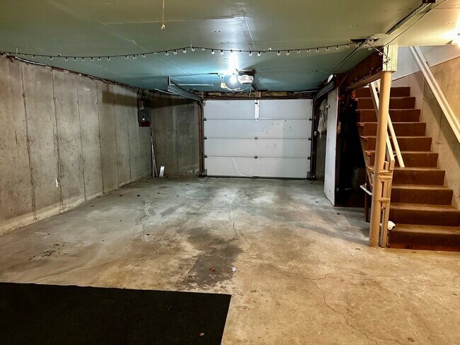 Building Photo - 540 Granby Rd