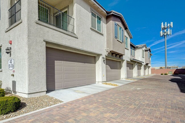 Building Photo - Modern 3 Bedroom Townhouse near Blue Diamond
