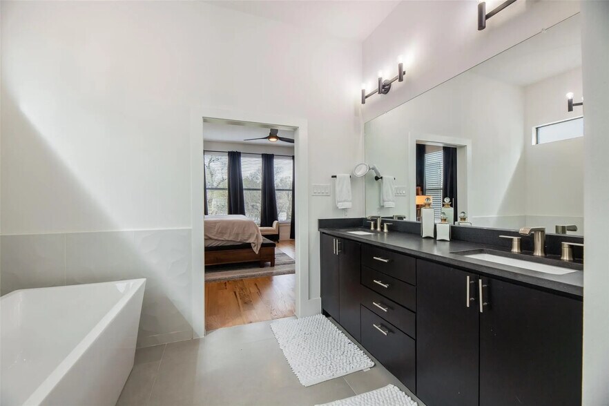 Building Photo - Room in Duplex on Avenue L
