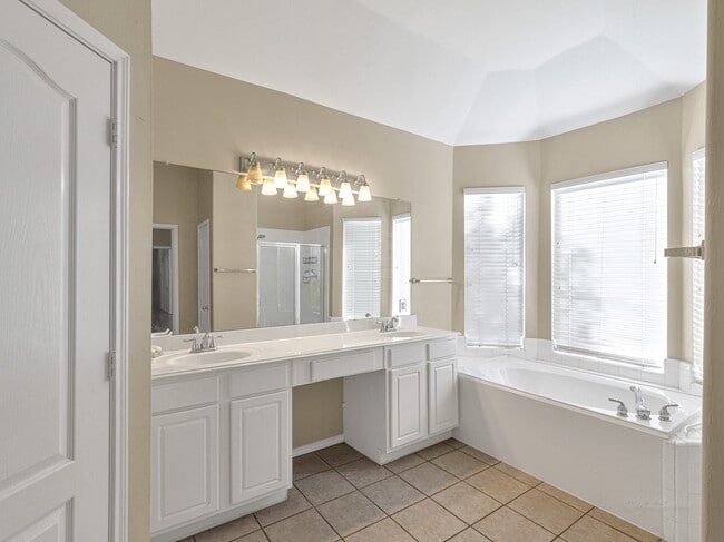 Building Photo - 3319 Shadowbark Dr