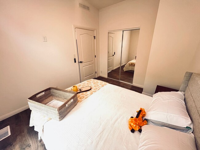 Building Photo - Partially Furnished ADU with Private Entra...