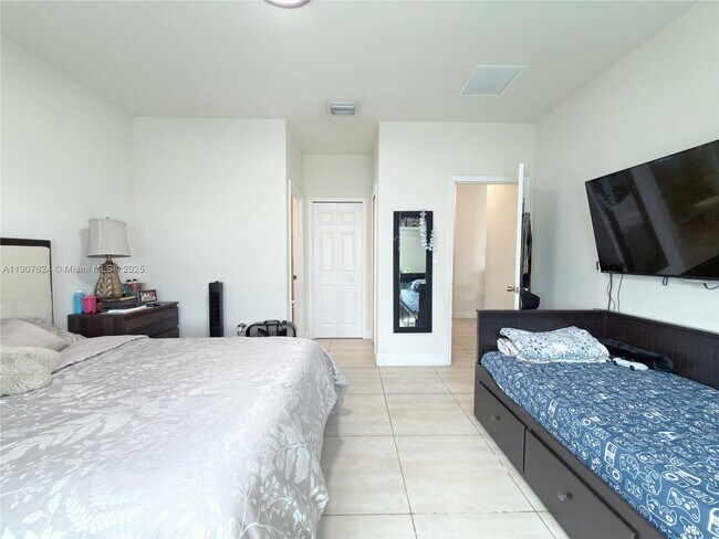 Building Photo - 1053 SW 29th Ct