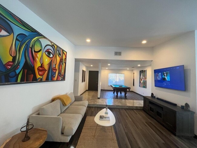 Building Photo - 1233 E Via Escuela