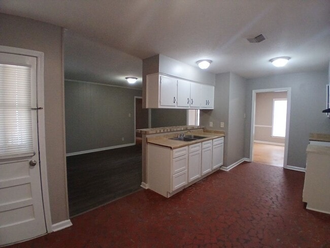 Building Photo - Newly Renovated Home in Parkway Village  - Open To Section 8