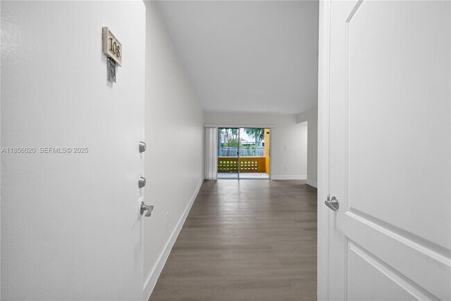 Building Photo - 9715 Fontainebleau Blvd