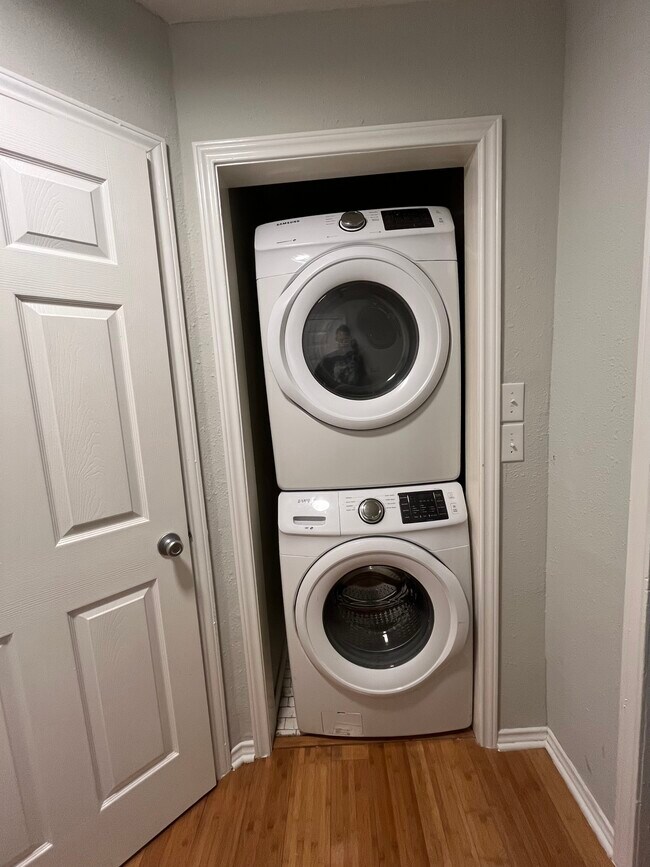 Building Photo - 1904 E 10th St