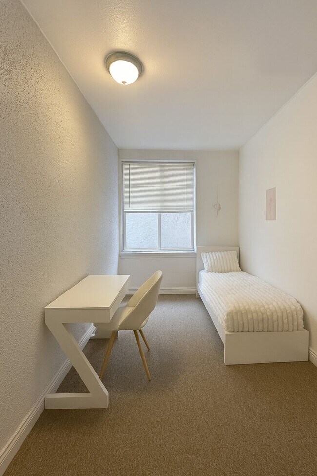 Building Photo - 1105 11th St