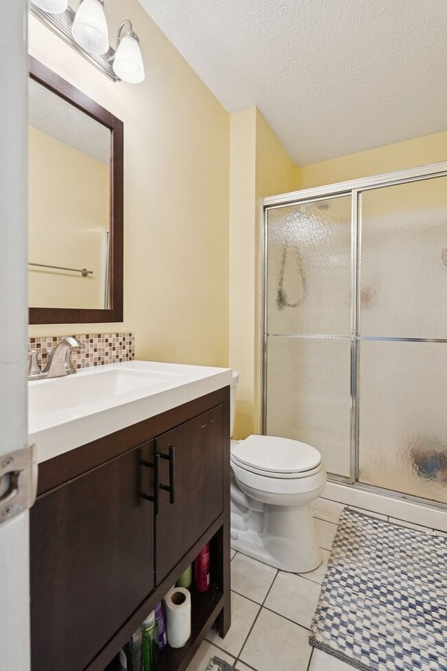 Building Photo - Set in the charming Hunters Square communi...