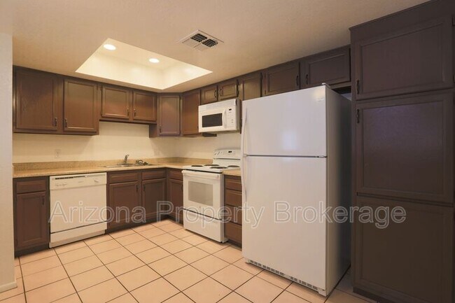 Building Photo - 850 S River Dr