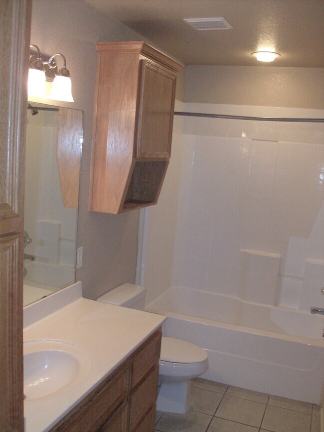 Building Photo - Charming Duplex with Great Features & Loca...