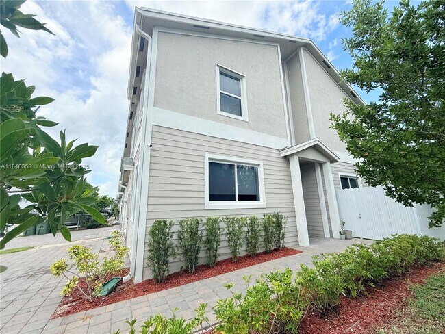 Building Photo - 1743 SE 9th Terrace