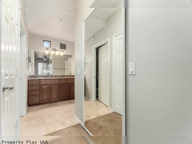 Building Photo - "Spacious 2-Bed, 2-Bath Condo Retreat in Scottsdale's Prime Location - 1,146 Sq Ft of Comfort!"