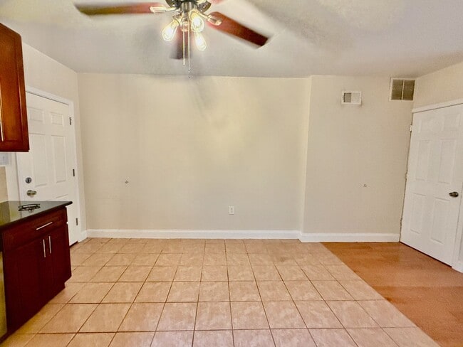 Building Photo - SPACIOUS 3BR/1BA HOUSE w/ Central AC-HARDW...