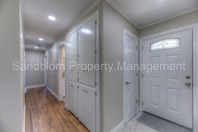 Building Photo - For Lease | Holiday Hills | $2000 Rent Ava...