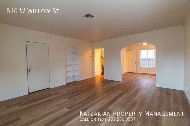 Building Photo - Large 2-Story 1-Bedroom 1.5 Bath Midtown T...