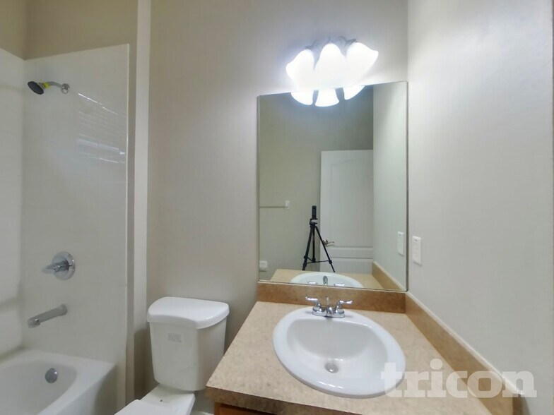 Building Photo - 30656 Palmerston Pl