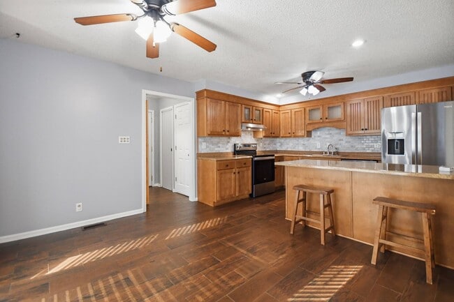 Building Photo - 3515 Clearwater Dr