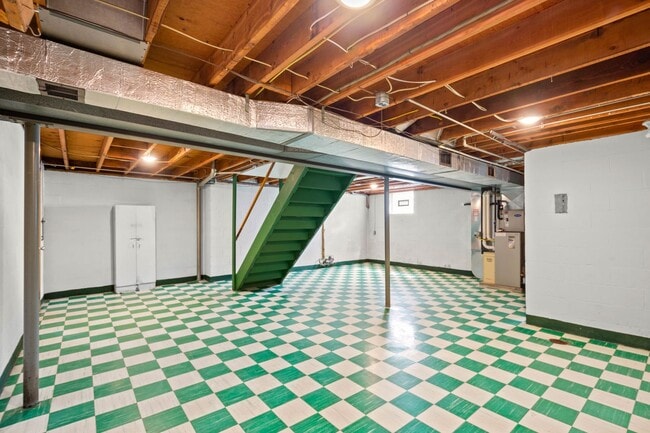 Building Photo - AVAILABLE OCT 1ST!! GORGEOUS 2 BEDROOM IN ...
