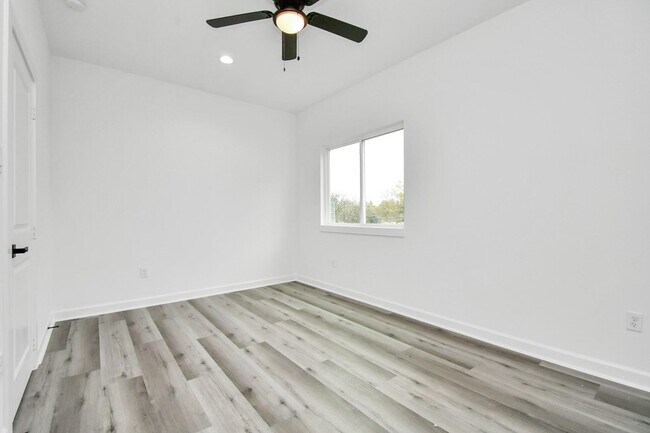 Building Photo - For Lease | 3 Bed, 3 Bath | 1,515 Sq Ft | ...