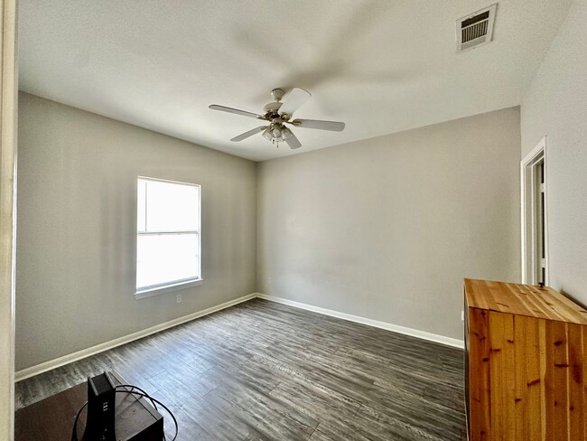 Building Photo - Spacious 4/4 Duplex Minutes from Campus!