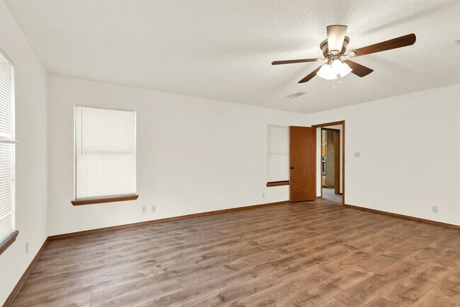 Building Photo - 850 Mission Hills Dr