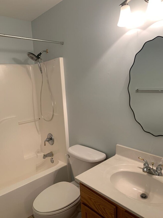 Building Photo - Move-in Ready 5 bedroom, 3.5 bath house lo...