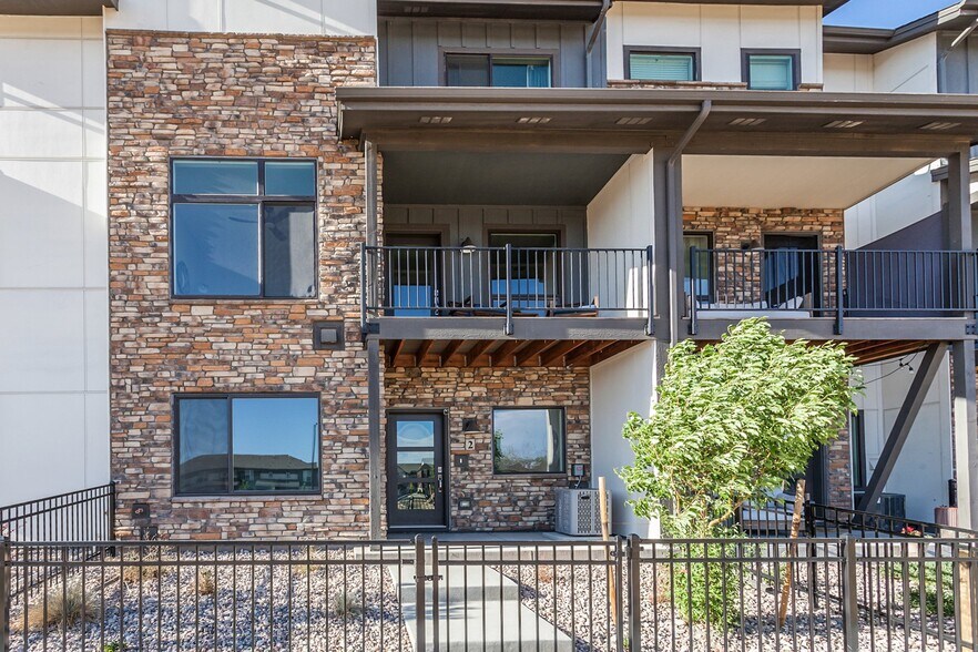 Building Photo - 857 Birdwhistle Ln