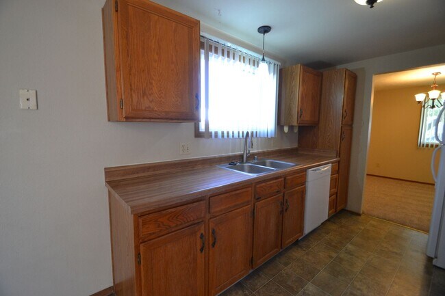 Building Photo - 2220 Piros Dr