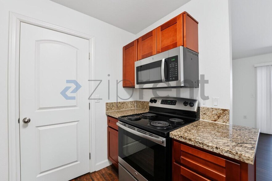 Building Photo - Unit B205
