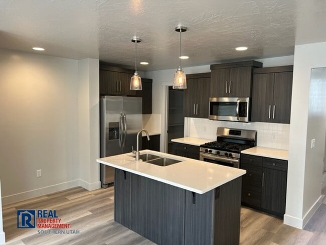 Building Photo - 4 Bedroom Home in Desert Canyons