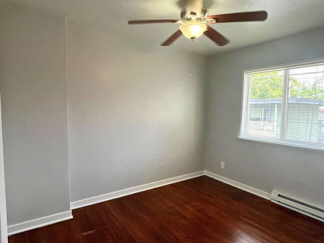Building Photo - (UNM)  2 bed/1 bath Apartment
