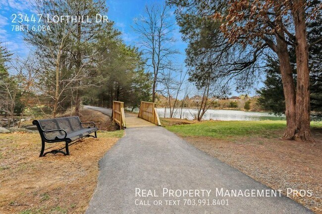 Building Photo - Beautifully Maintained 7 Bedroom 6 Bath Ho...