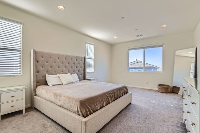 Building Photo - 4 Bed 3 Bath Luxury FURNISHED Home for Rent!