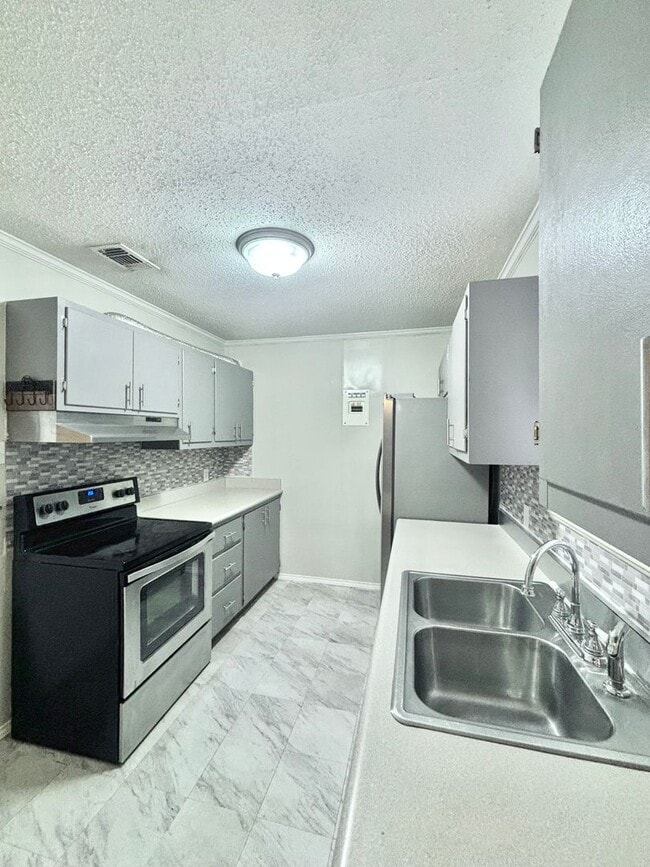 Building Photo - NOW AVAILABLE - Spacious 3-Bedroom Home + ...