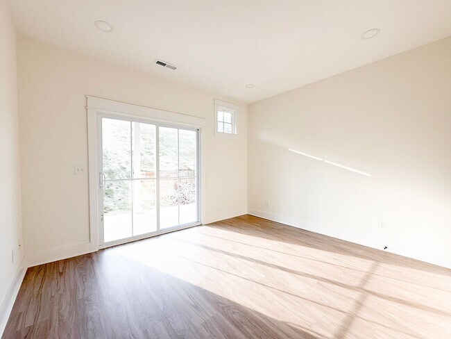 Building Photo - Spacious 4-Bedroom Townhome at Highbury + Summer Special
