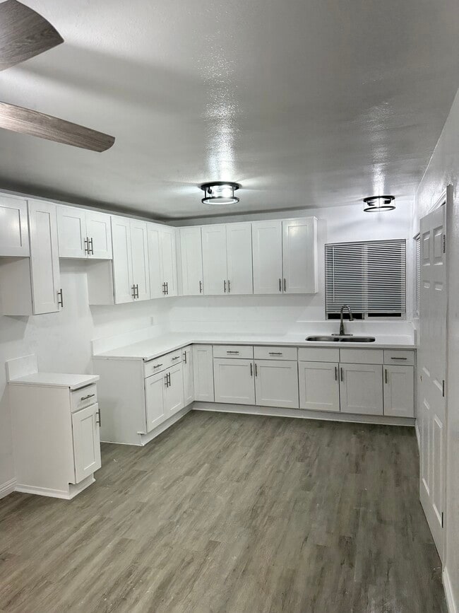 Building Photo - 4836 Park Ave