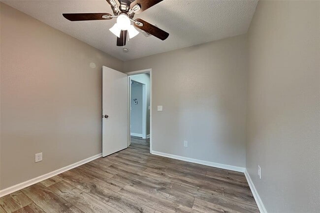 Building Photo - 3912 Ashwood Dr