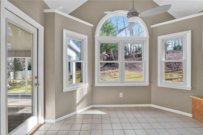 Building Photo - 5340 Tally Green Dr