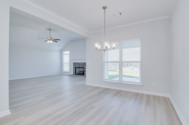 Building Photo - Like New Home - 4 Bed 3 Bath