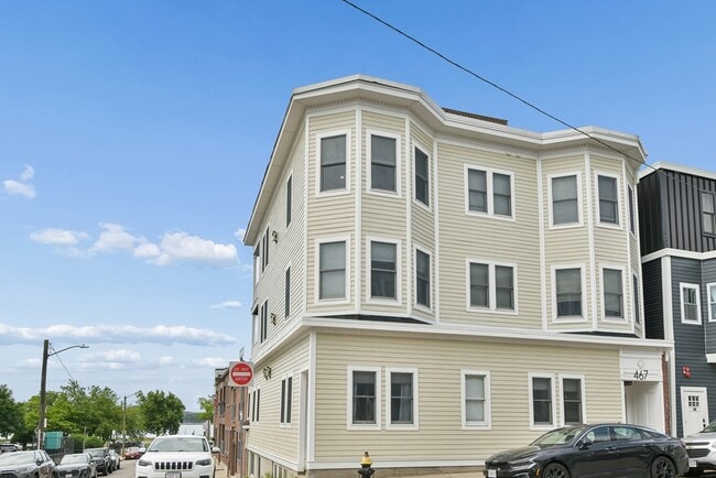Building Photo - 467 E 8th St