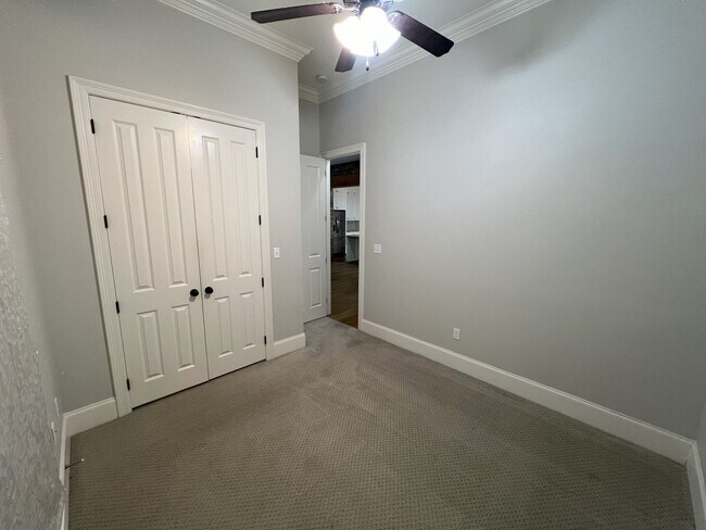 Building Photo - Stunning 4 bedroom, 3 bathroom 2 story hom...