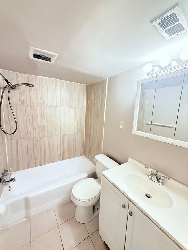 Building Photo - 2 Bedroom Condo near New Carrollton MARC t...
