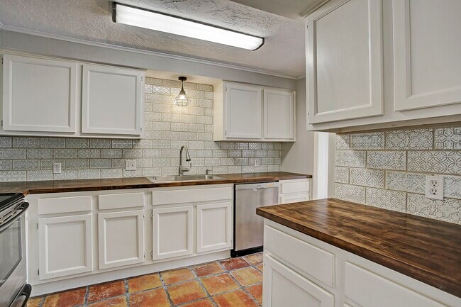 Building Photo - 217 Roy St