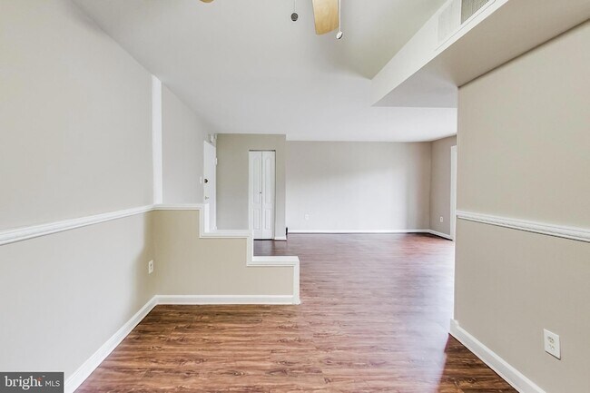 Building Photo - 7611 Maple Ave