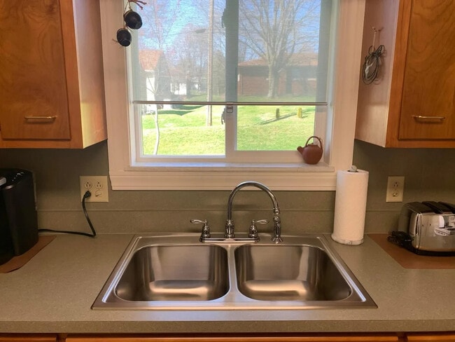 Building Photo - 5 Eastmoor Dr