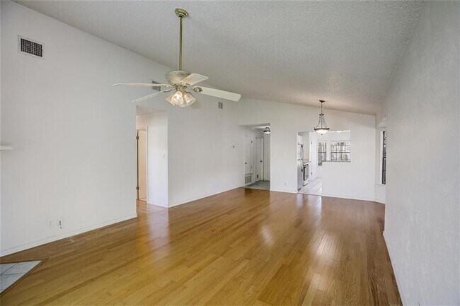 Building Photo - 605 Russet Valley Dr