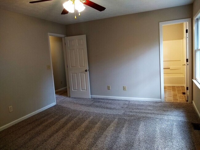 Building Photo - UPDATED & SPACIOUS 3 Bedroom 2 Bathroom home close to SHOPPING & FT BRAGG!!