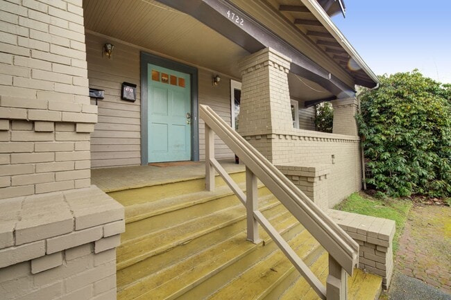 Building Photo - Huge U.W. Home Now Renting for September 2026