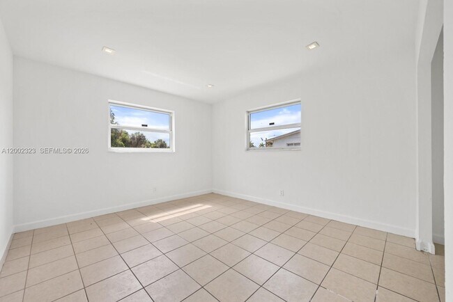 Building Photo - 608 SW 16th Ave